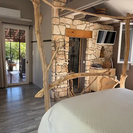 Le Petit Cabanon לינה וארוחת בוקר לאגורס